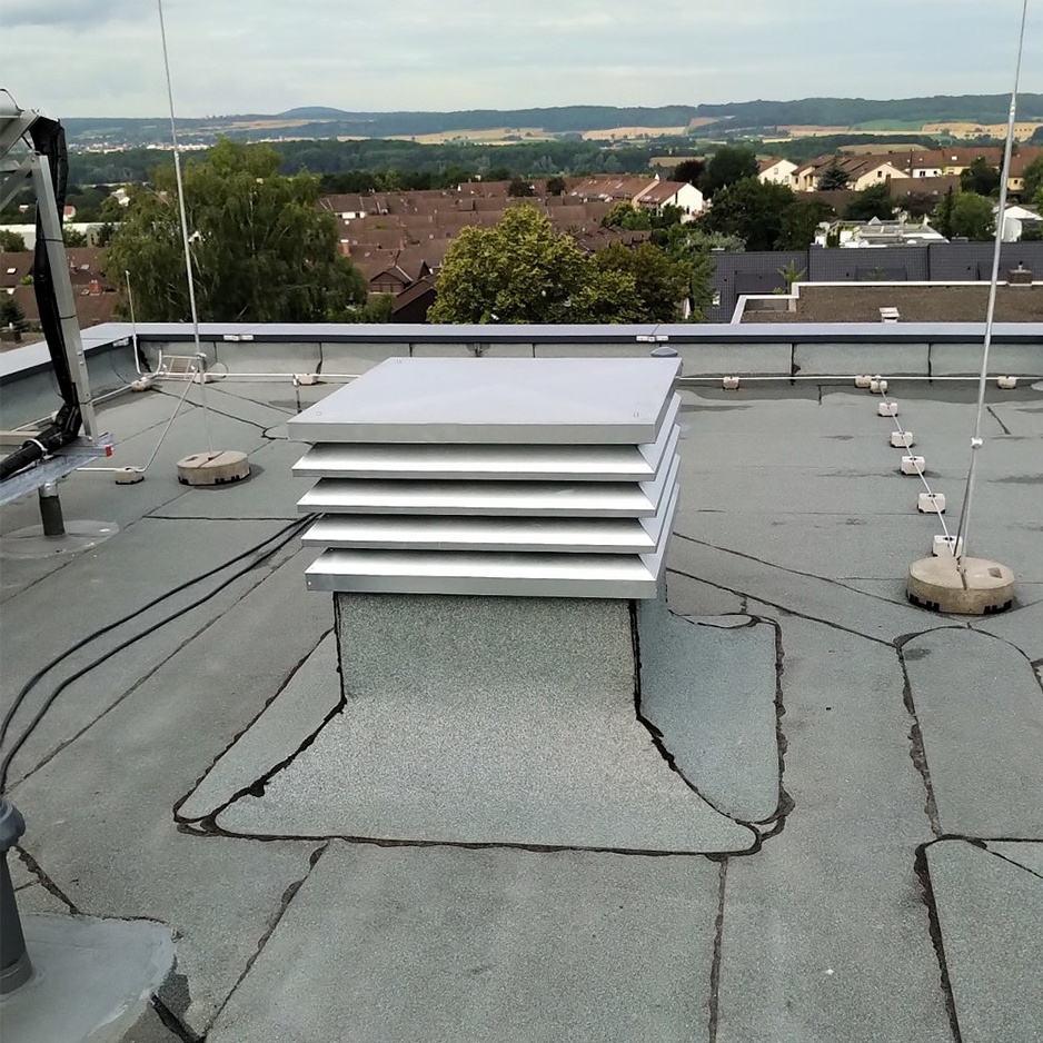 Entrauchungssystem SHEV Flap von Kingspan STG für die sichere Aufzugsschachtentrauchung