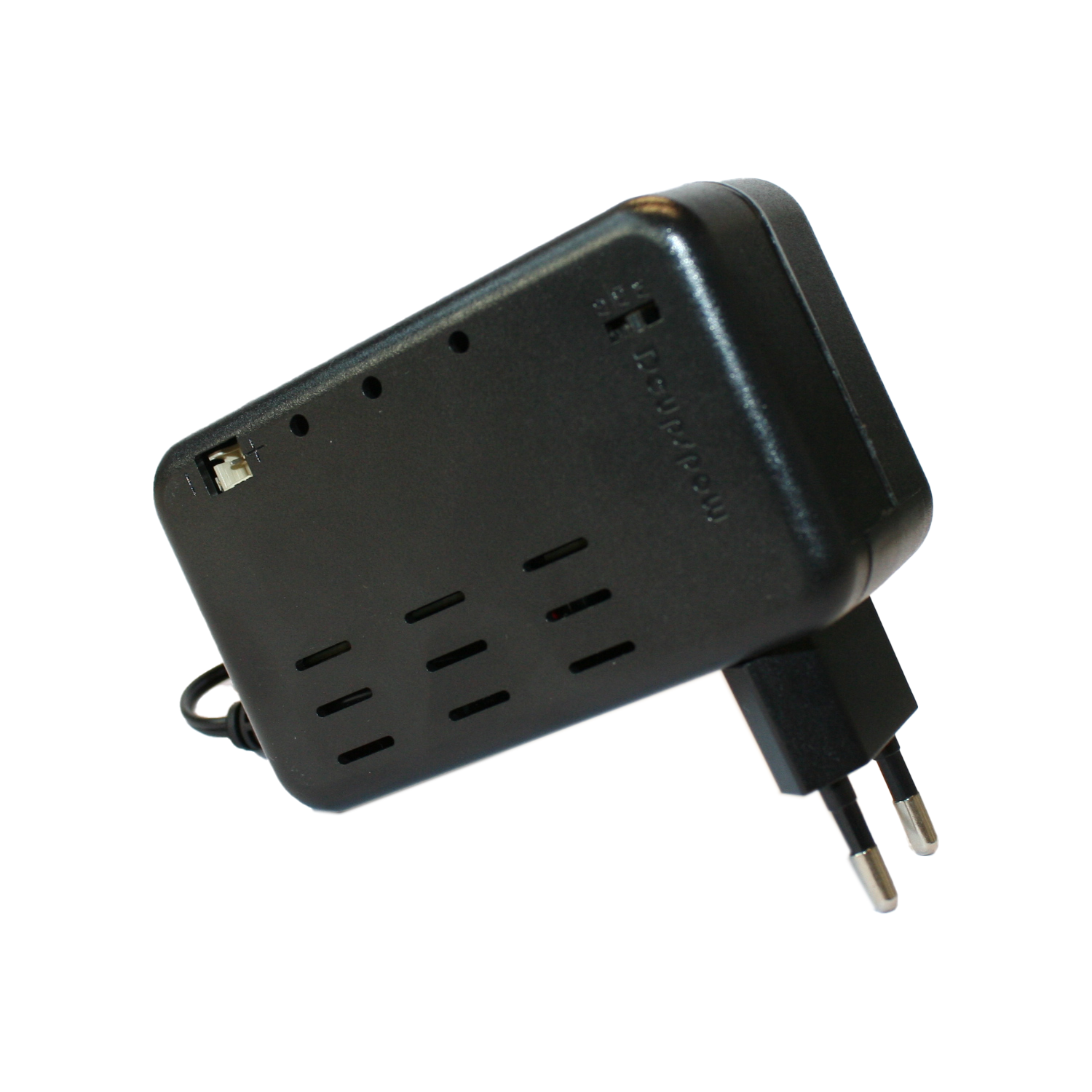 WatchmanSHE VE Netzteil mit USV – 12 V DC Stromversorgung mit Akku für Fernüberwachungssysteme von Kingspan STG Das Bild zeigt das WatchmanSHE VE Netzteil mit USV von Kingspan STG. Das kompakte Steckernetzteil versorgt das WatchmanSHE Fernüberwachungssystem mit 12 V DC und ermöglicht dank integriertem Akku die Statusübermittlung auch bei Stromausfall. Die LED-Anzei